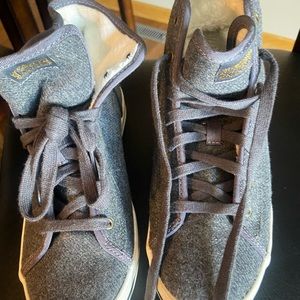 Gray women’s flannel keds low tops